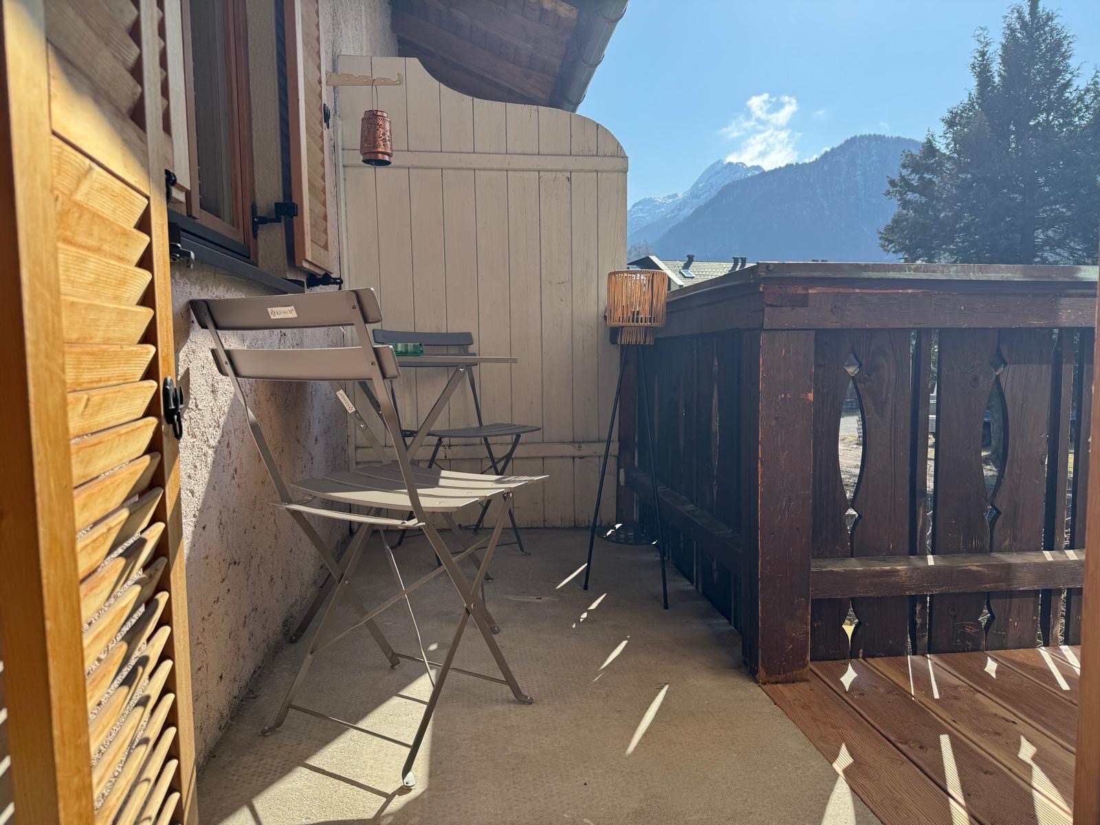 Balkon mit Sitzgelegenheit und Blick auf die Berge
