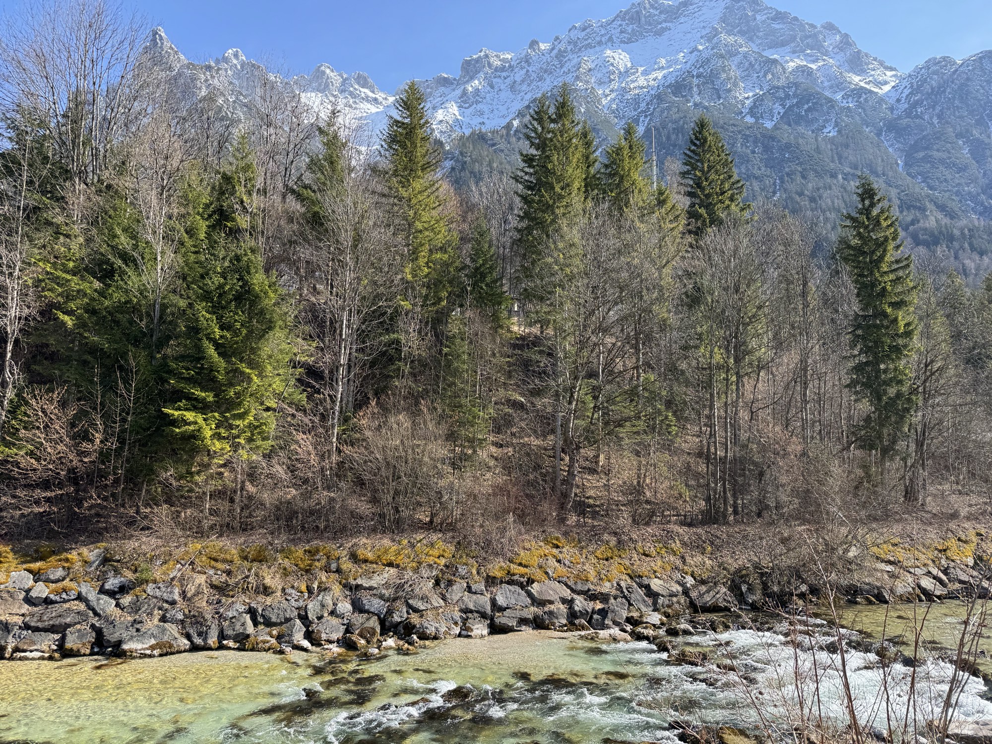 Verschneites Karwendelgebirge bei Mittenwald mit der Isar im Vordergrund