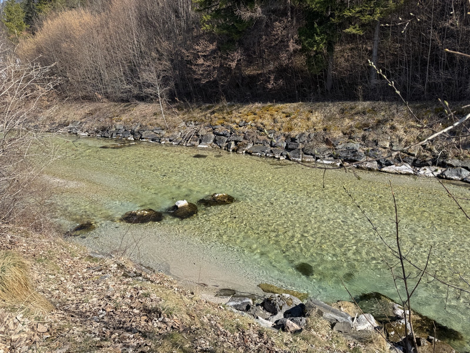 Kristallklare Isar bei Mittenwald mit dem Karwendel im Hintergrund