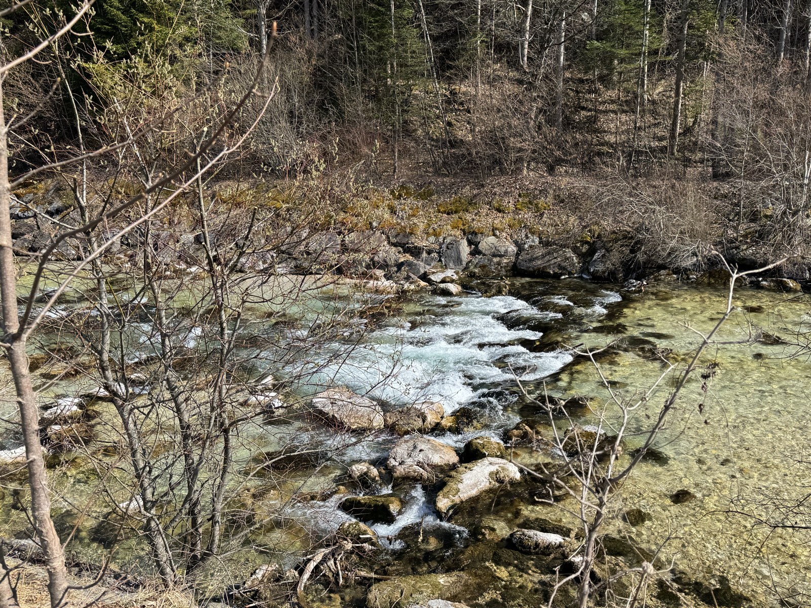 Kristallklare Isar bei Mittenwald mit dem Karwendel im Hintergrund