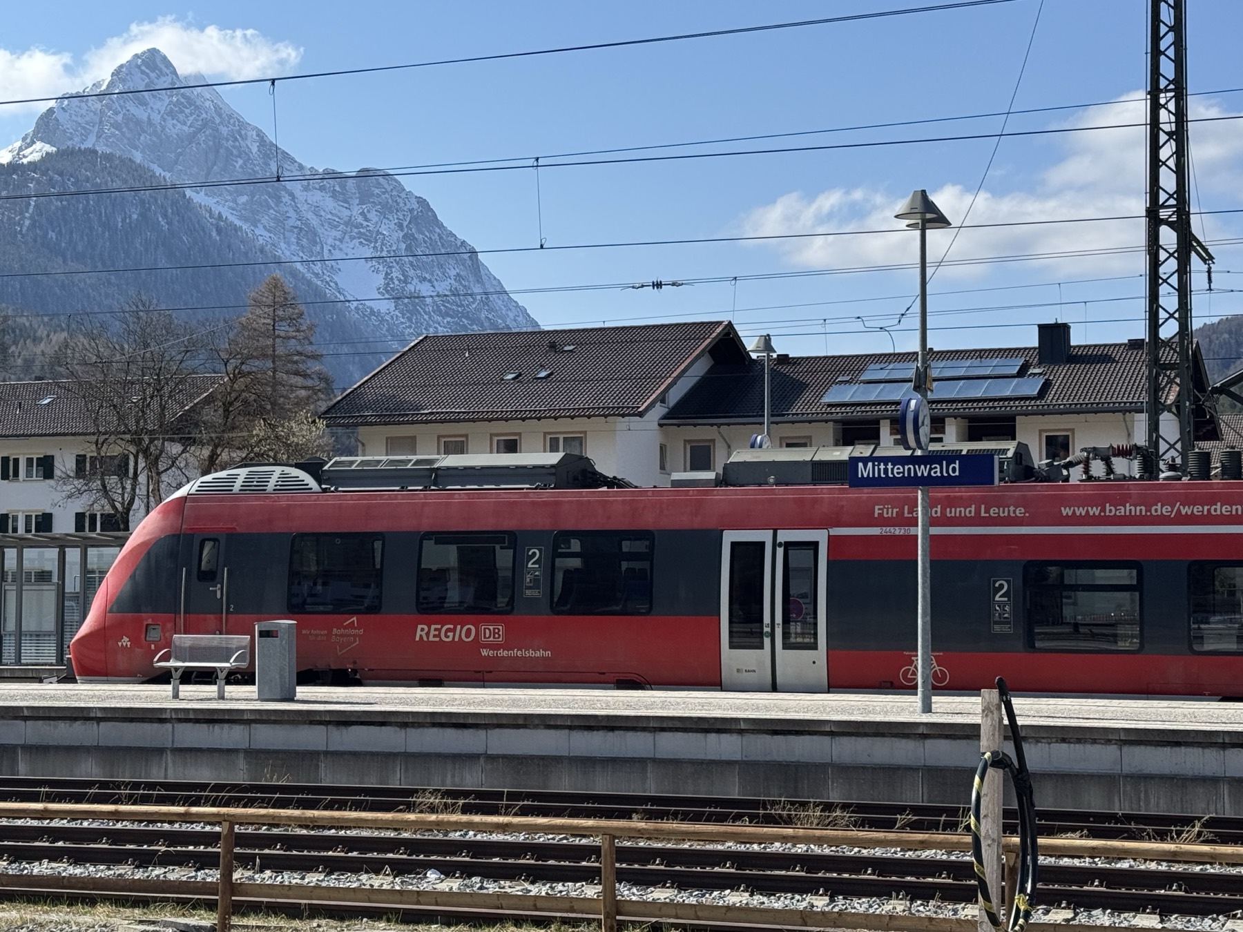 Bahnhof Mittenwald vor der Bergkulisse des Karwendels