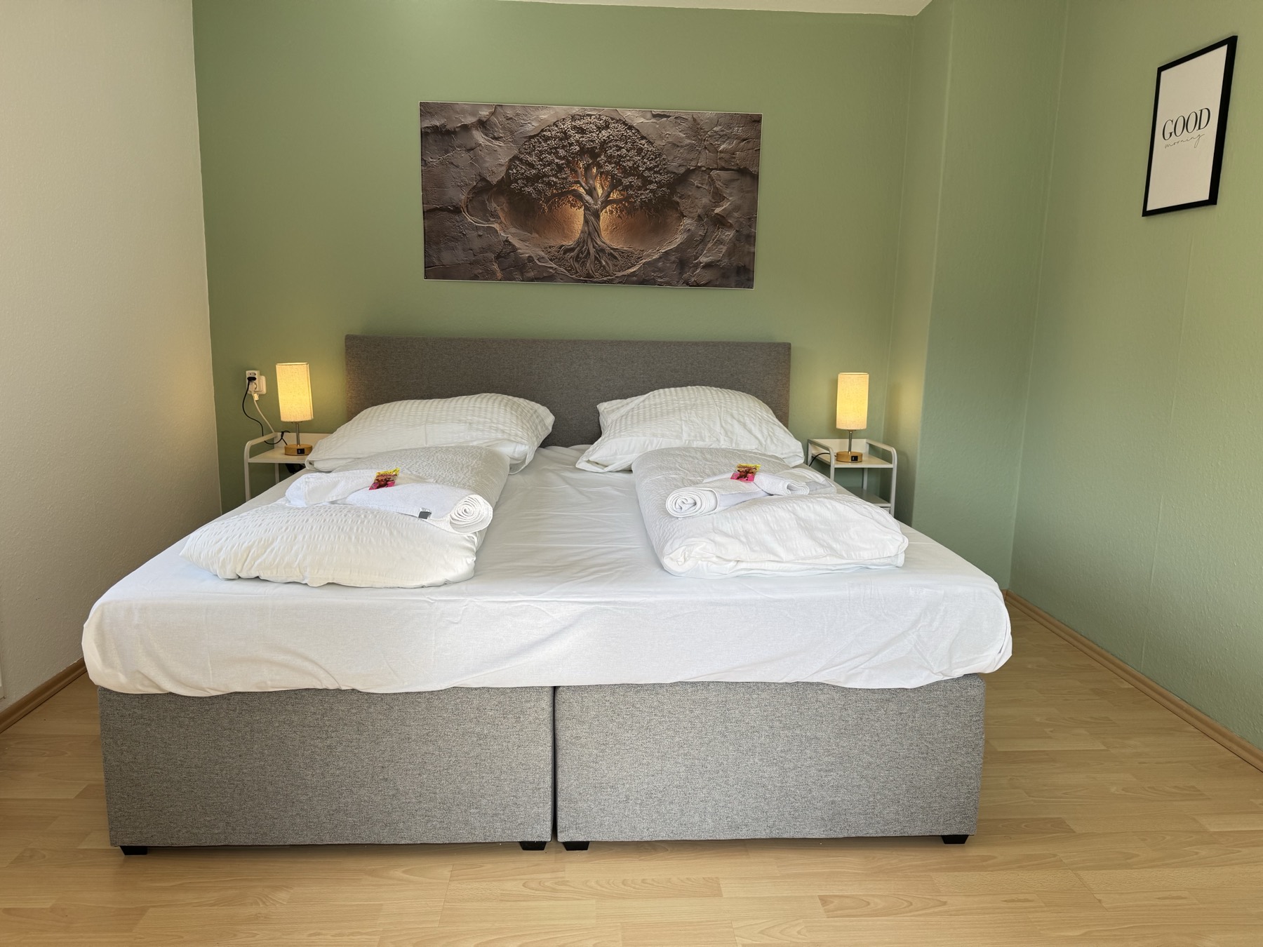 Grünes Schlafzimmer mit Kingsize-Bett