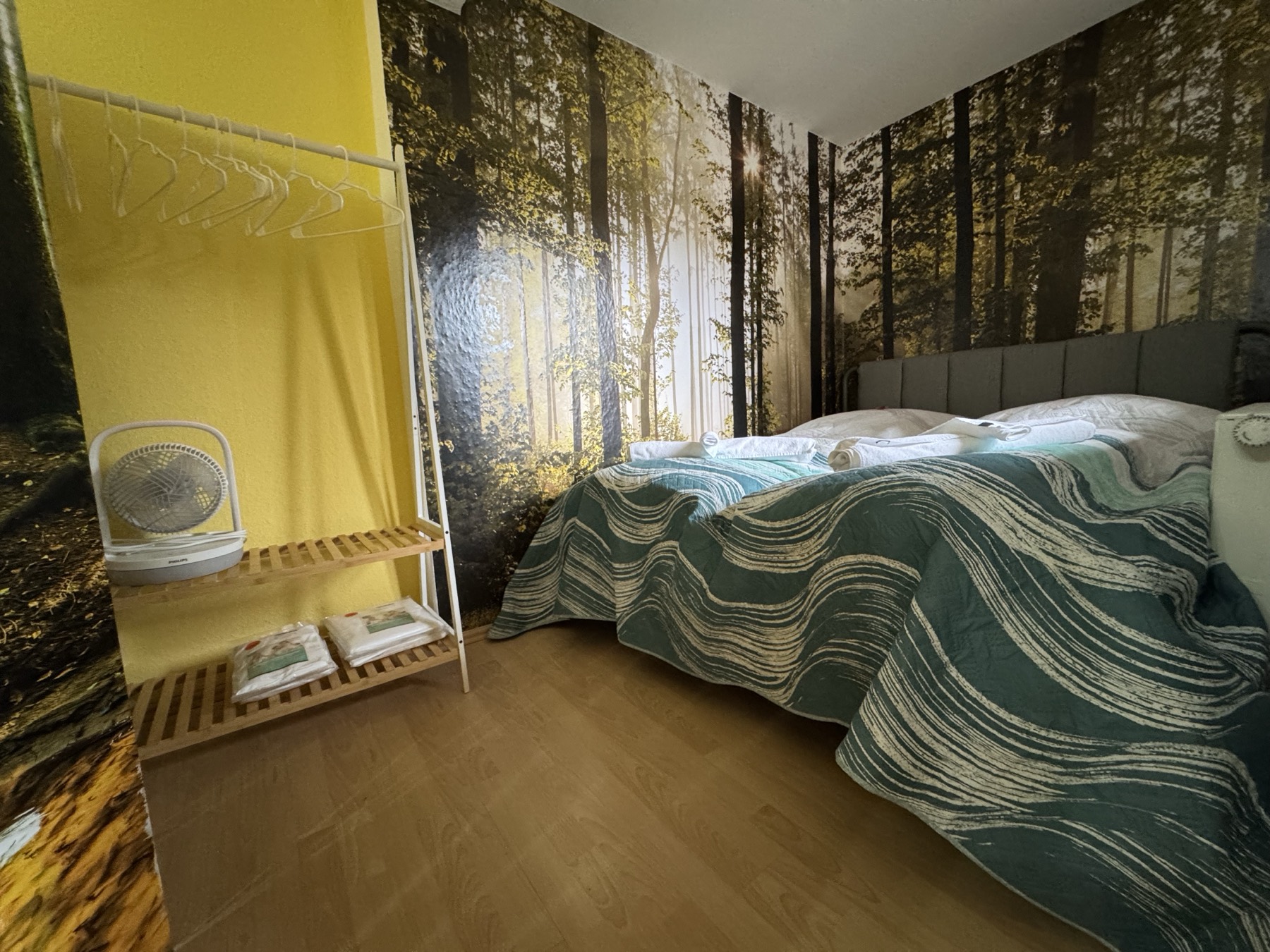 Waldschlafecke mit Queensize-Bett und Waldtapete